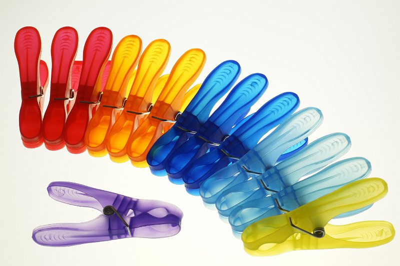 AG03.jpg - Mooie "regenboog" van wasknijpers.