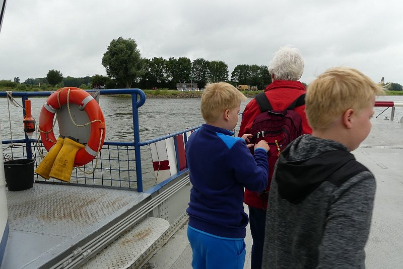 AB01.JPG - Wat betreft een compositie "regel" is het aan te raden om in de kijkrichting ruimte in beeld te laten. Dus ondanks het feit dat er maar 1 persoon naar rechts kijkt zit hij zo krap tegen de rechterkant dat hij "opgesloten" is in het beeld.