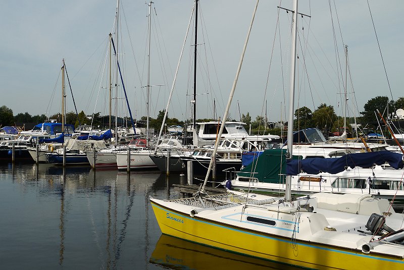 AC03.JPG - Ook hier veel boten, maar net wat rustiger en die gele boot op de voorgrond geeft net wat extra's.