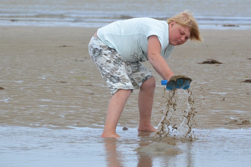 AD01.JPG - Zo kan je je toch heerlijk uitleven. De waterpret neemt hij aan zijn gezicht te zien wel heel serieus. Wat betreft de compositie had er aan de rechterkant meer ruimte mogen zijn de ruimte die je rechts tussen hoofd en einde foto hebt had je beter aan de linkerkant kunnen hebben zodat het beeld rechts niet zo "ingesloten" zou zijn.