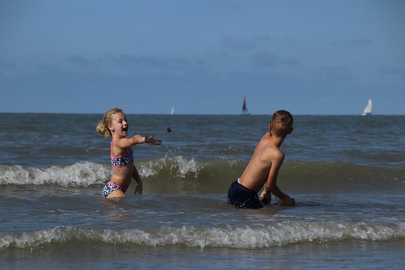 AG02.JPG - Mooi weer en dan knoeien met modder en water wat wil je nog meer.