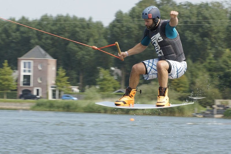 AH01.JPG - Een perfecte aktie foto alles wat scherp moet zijn is ook gestoiken scherp. Hier is duidelijk met de waterboarder mee bewogen om dit effect te bereiken.