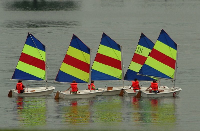 AK01.jpg - Zeilschool .......... Watersporters in de dop. Deze foto's zijn helaas net niet scherp.