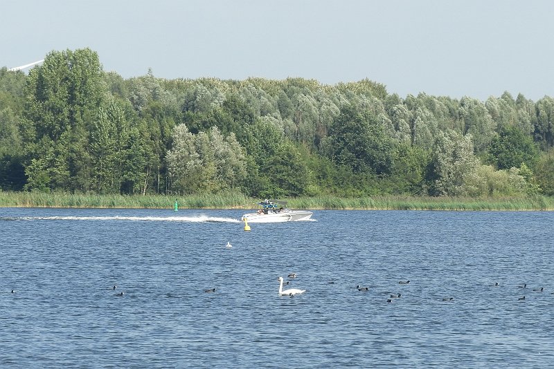 AL02.JPG - Wat de compositie betreft heeft de boot nog ruimte genoeg in zijn vaarrichting. Ik denk dat ik voor de duidelijkheid hem toch iets meer zou hebben ingezoomd.