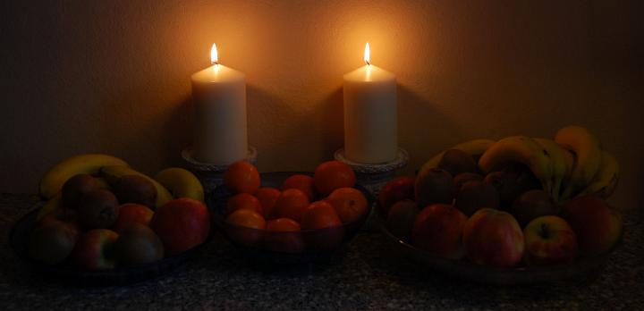 AC01.jpg - Om het fruit iets duidelijker uit te laten komen, zou ik hier een heel klein beetje flitslicht gebruiken. 5 of 6 lagen (experimenteer met de juiste hoeveelheid) wit teken papier voor de  ingebouwde flitser plakken geeft waarschijnlijk het goede resultaat.