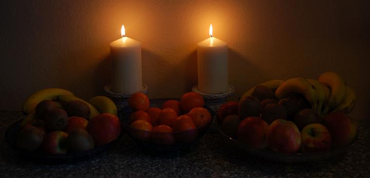 AC01.jpg - Om het fruit iets duidelijker uit te laten komen, zou ik hier een heel klein beetje flitslicht gebruiken. 5 of 6 lagen (experimenteer met de juiste hoeveelheid) wit teken papier voor de  ingebouwde flitser plakken geeft waarschijnlijk het goede resultaat.