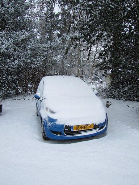 AG01.jpg - Hele mooie foto. Door de hele witte sneeuw is de rest zo donker dat dat bijna zwart/wit lijkt. Daardoor springt het blauw er nog sterker uit.