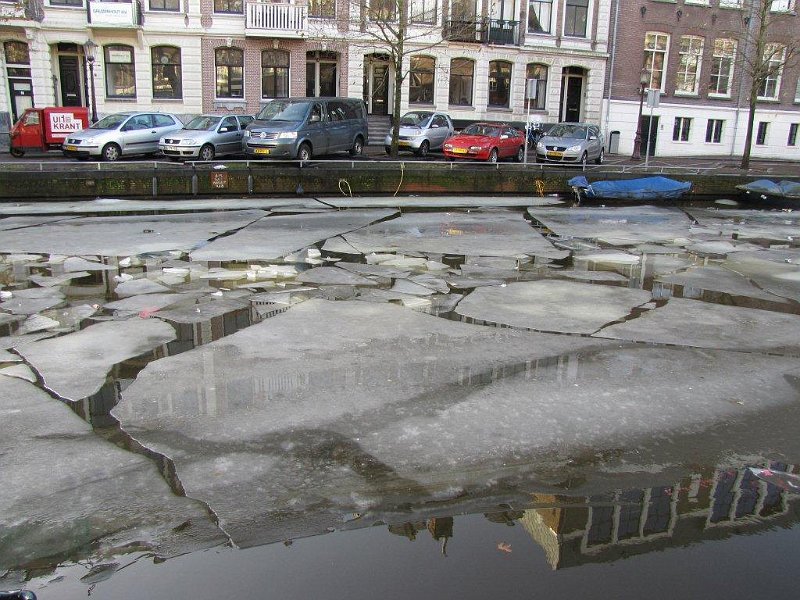 AG02.jpg - Mooie foto. Al vind ik de auto's bijna bijzaak hier. De weerspiegeling in de delen water tussen de ijsschotsen vind ik veel "spannender".