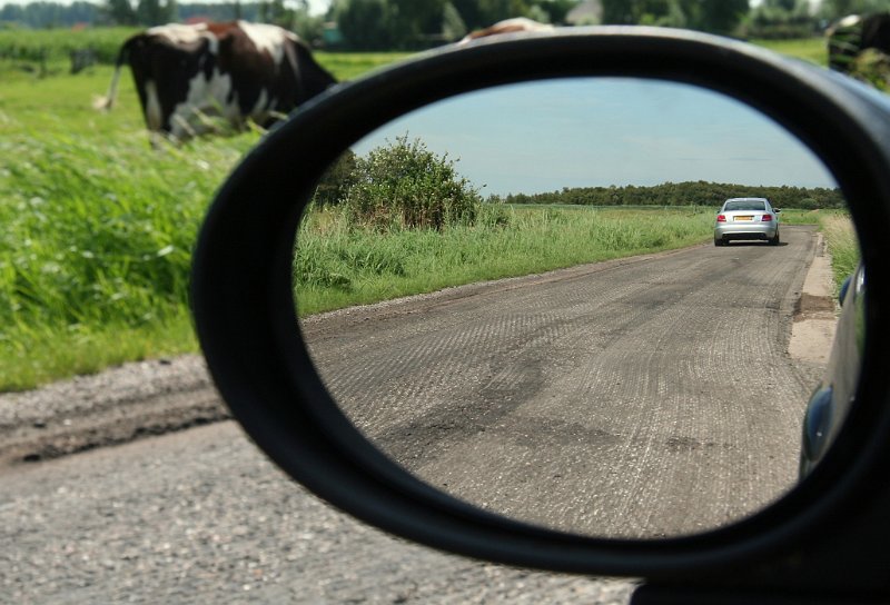 AI02.jpg - Heel mooi dat de lijn van de weg in het beeld en het spiegelbeeld als het ware doorlopen.