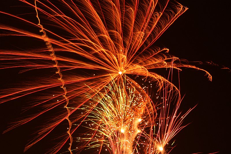 AA03.JPG - Wat een bijzonder draaiend stuk loopt er aan de linkerkant omhoog. Het is een mooi schouwspel vuurwerk. En deze foto is dat ook.