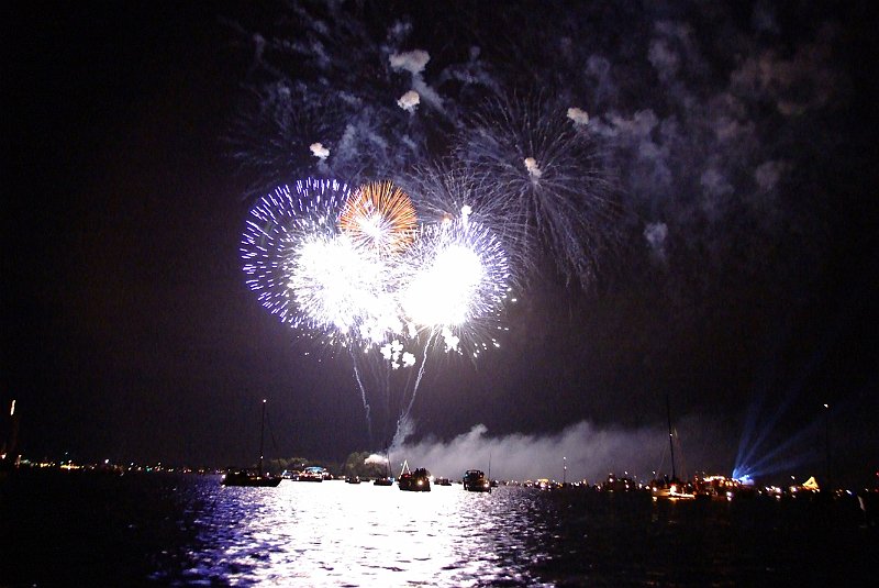 AG01.jpg - Jammer dat het vuurwerk wat overbelicht is, en de horizon helaas scheef. Maar dat blijft lastig in het donker. Vuurwerk en water zijn een geweldige combinatie door de reflectie in het water.