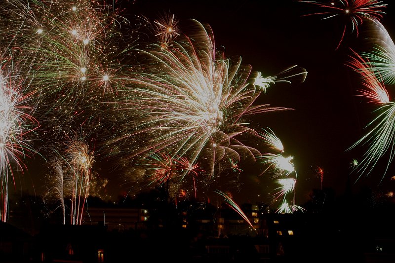 AH01.jpg - Als je wat meer uitzicht hebt kan je dit soort prachtige vuurwerk verzamelingen vangen met een wat langere belichtingstijd, want ze gaan niet allemaal tegelijk de lucht in.