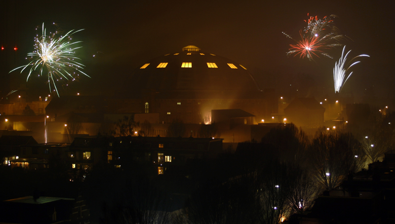 AJ01.jpg - Ook een stadsbeeld bij avond geeft samen met het vuurwerk een mooi plaatje.