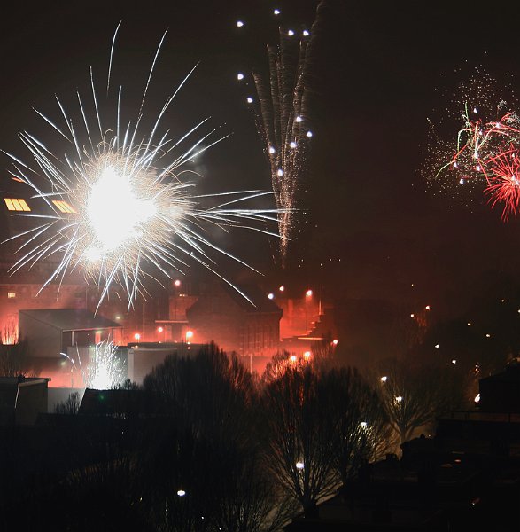 AJ02.jpg - Ook hierweer een mooie combinatie stadsbeeld en vuurwerk. Jammer dat die linkse net zo heel erg fel is.