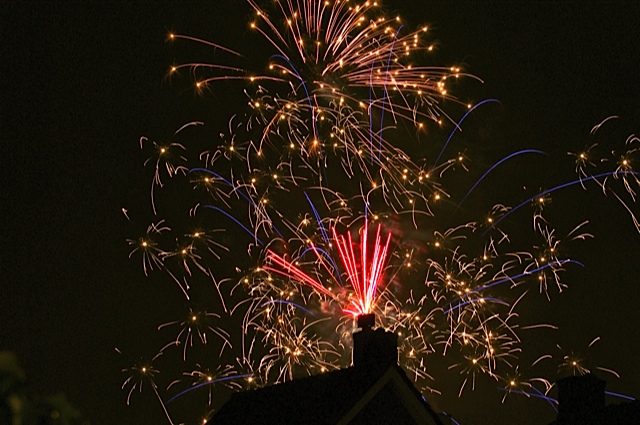 AK01.jpg - Heel mooi belicht! En bij toeval ook zo mooi dat het lijkt alsof het rode vuurwerk de schoorsteen uitknalt! Heel leuk ook dat stukje dak als silhouetop de voorgrond.