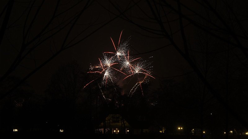 AL02.jpg - Leuk met nog net die zwak verlichte boerderij aan de onderrand in beeld. Extra mooi omdat ik weet dat dit één van je eerste experimenten met de nieuwe camera is. Goed gelukt.