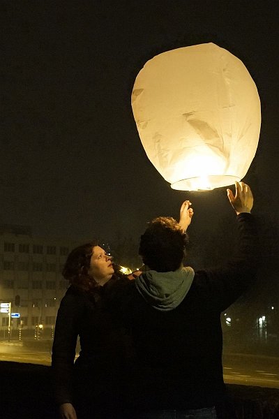 AM01.jpg - Ook dit zag je dit jaar weer heel veel de chineese ballonnen. Ik denk dat wat de sfeer betreft de foto mooier zou zijn geweest met de witbalans op daglicht. Had het beeld lekker sfeervol oranje geworden. Probeer het maar aan te passen als je de foto ook in RAW hebt gemaakt.