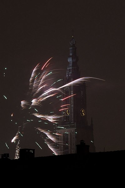 AM03.jpg - Precies op het goede moment zo voor de OLV toren. Rond deze tijd was de kruitdamp alweer wat weggewaaid boven de Amersfoortse binnenstad.