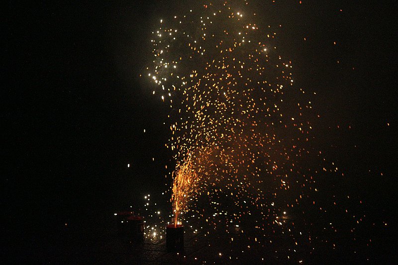 AO03.JPG - Deze foto had nog mooier geworden als je de ISO waarde veel lager had gezet. Door de sluitertijd van 1/250ste zijn het iets te kleine lichtpuntjes geworden naar mijn smaak. ISO 800 had 1/60ste seconde geworden en daardoor net wat voller en meer strepen.