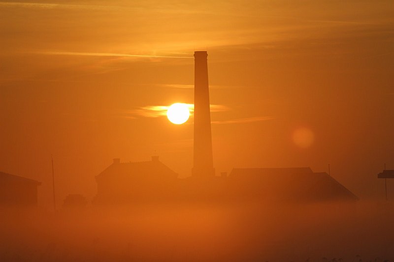 AD01.JPG - De sfeerfoto is geweldig mooi. Jammer dat het een avond opname is. Ik begrijp dat het door je werk moeilijk is om 's morgens zo iets te maken dus ik begrijp het. Doordat je recht tegen de zon in hebt gefotografeerd zit er een ronde reflectie van de zon verder naar rechts in beeld. Helaas is dat zelfs met een zonnekap niet te voorkomen.