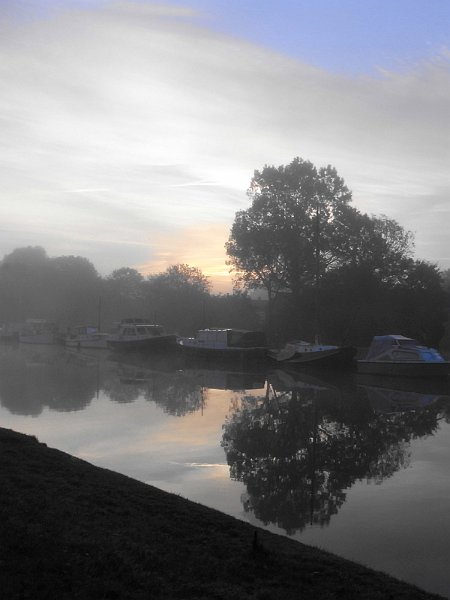 AE01.jpg - Jammer dat hier geen camera gegevens aanwezig zijn. Volgende keer svp verkleinen volgens de gebruiksaanwijzing op de site.Verder een hele mooie sfeer foto van de vroege ochtend aan het water.