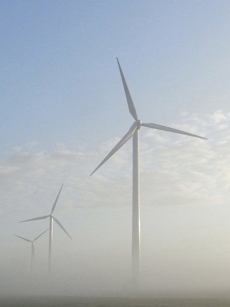 AE02.jpg - Mooi die windmolens boven de laaghangende mist uitkomend.