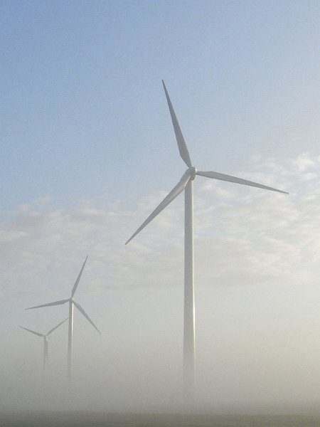 AE02.jpg - Mooi die windmolens boven de laaghangende mist uitkomend.