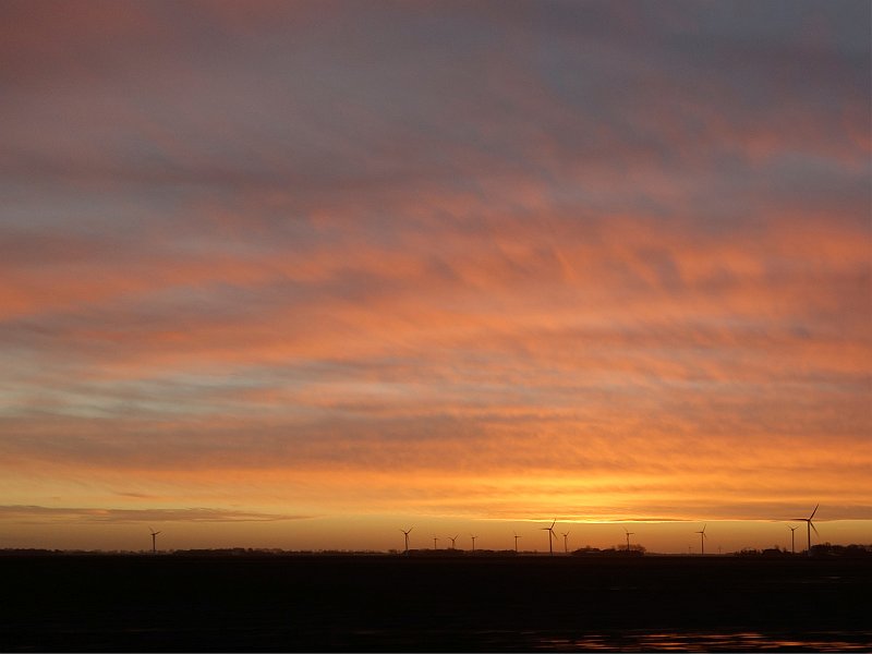 AE03.JPG - Het gouden uur blijft een mooi tijdstip. Misschien had hier de voorgrond (het lijkt water) wat meer in beeld een mooier reslutaat zou hebben gegeven. Het bovenste stuk lucht is wat "saai" en iets te veel van het goede.