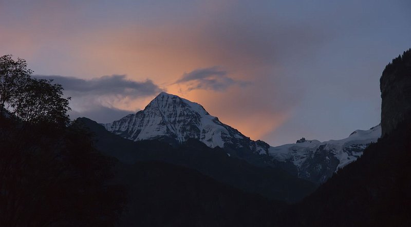 AH03.jpg - In de bergen is het weer een heel ander gezicht die zonsopgang. Mooi beeld.