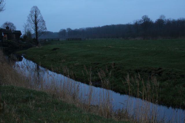 AI02.jpg - Het is 's morgens vroeg. Nu eens geen mooie zon, maar een sombere ochtend.