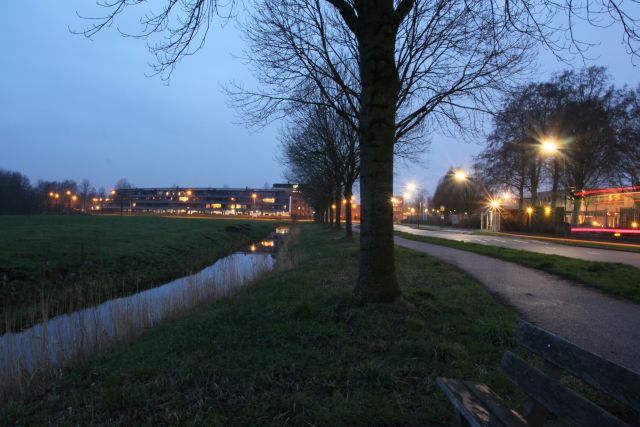 AI03.jpg - Door de lange belichtingstijd een mooie mix van het vroege ochtendlicht en de verlichting van straat en huizen.