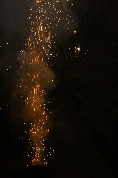 AG02.JPG - Ook dit vuurwerk staat er goed belicht op.