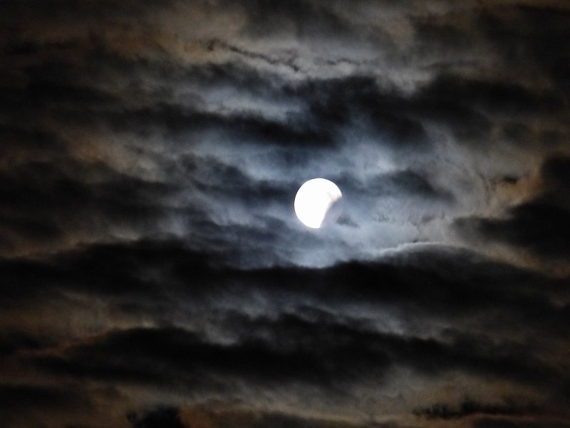 AH02.JPG - Heel mooi die bewolking voor de al gedeeltelijk verduisterde maan. Ook hier zou met de camera op M en ik schat 1/15de seconde en verdere instellingen gelijk een nog iets mooier beeld het resultaat zijn geweest.