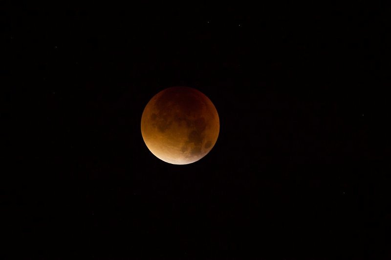 AO01.JPG - Hier een duidelijker belichte foto van de maansverduistering.