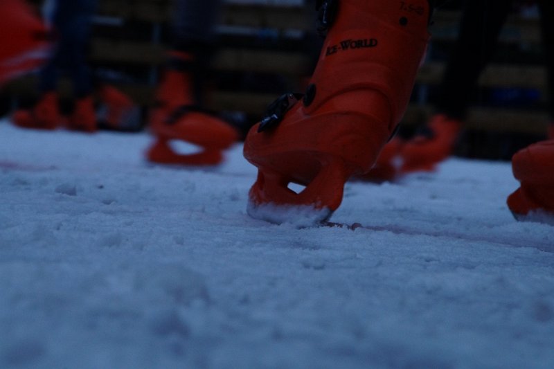 AA01.JPG - Leuke foto zo met al die rode schaatsen. Alleen jammer dat je de witbalans niet naar bewolkt of schaduw hebt gezet. Dan had het ijs minder blauw geworden. En iets de belichting naar de + had het ook al wat witter gemaakt.
