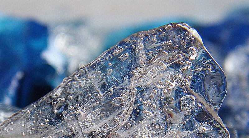 AK02.jpg - Goed van belichting en scherpte. Maar wat een mooie structuur heeft dit stuk ijs. De onscherpe blauwe achtergrond maakt de opname nog kouder.