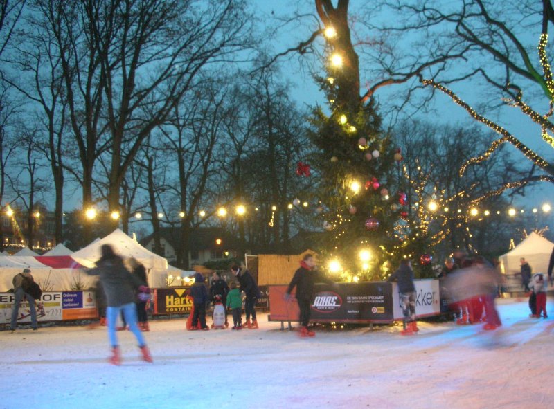 AM03.jpg - Door de relatief lange belichtingstijd is er hier en daar wat bewegingsonscherpte bij de schaatsers, maar dat benadrukt wel de aktie. Het lijkt alleen of hier het objectief net iets beslagen is geweest. Er zit een wat vreemd softeffect in de foto wat ook niet op alle plaatsen even sterk is.