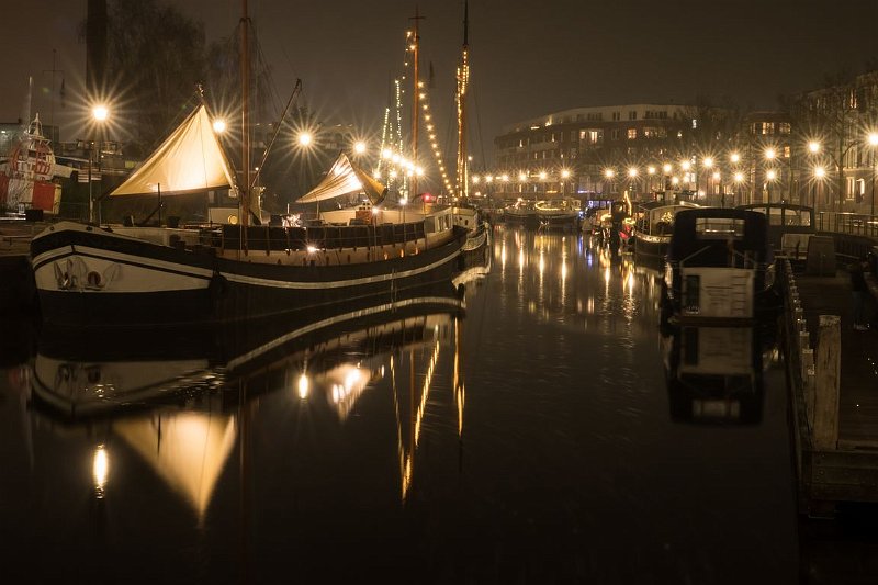 AB02.JPG - Door gebruik te maken van een (heel) klein diafragma wordt bijna elk lampje een sterretje. En door de lange belichtingstijd lijkt het net of het water bevroren is omdat door de beweging van het water het egaler en onscherper wordt.