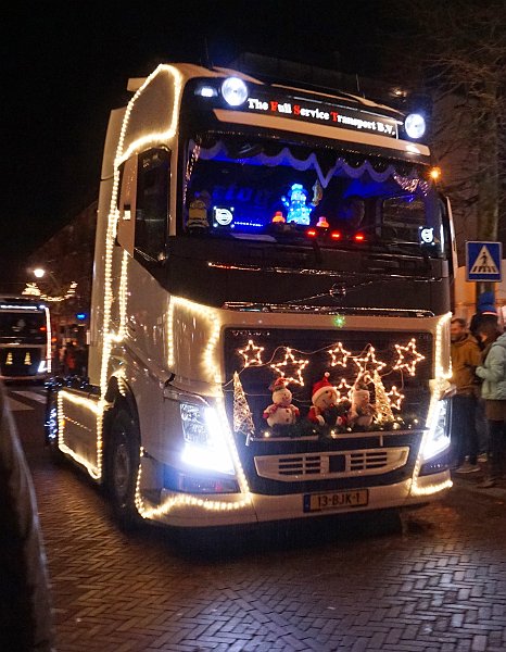 AD01.jpg - Een rijdende kerstboom! Goed belicht wat de kerstverlichting betreft. Alleen hebben de koplampen last van overstraling, maar die zijn dan ook veel feller dan de kerstlampjes.