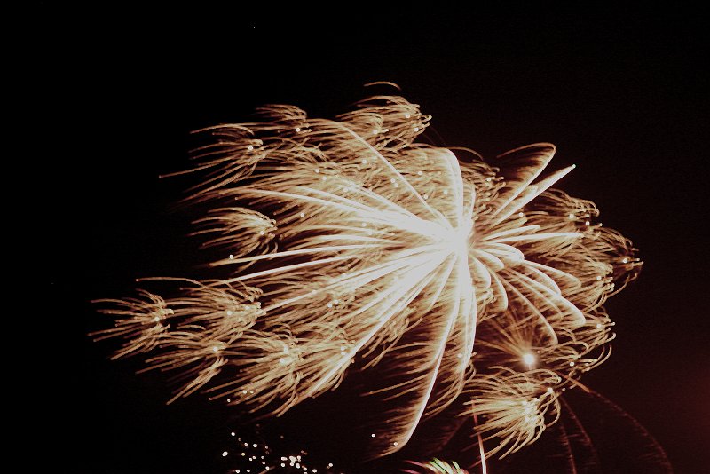 AH02.jpg - Het vuurwerk spat uiteen in sterren. Door dat het zo wisselend van afstand is is het altijd moeilijk om het vuurwerk exact scherp te krijgen.