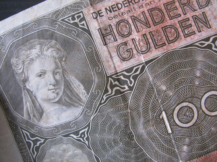 AK03.JPG - Dit hele oude honderd gulden billiet heeft een goede belichting en scherpte.