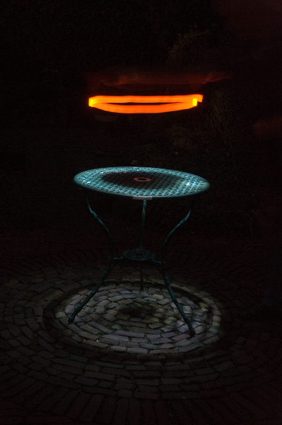 AC03.jpg - Alleen het tuintafeltje nu zonder licht in de tuin. Mooi is hier het extra licht patroon op de grond.