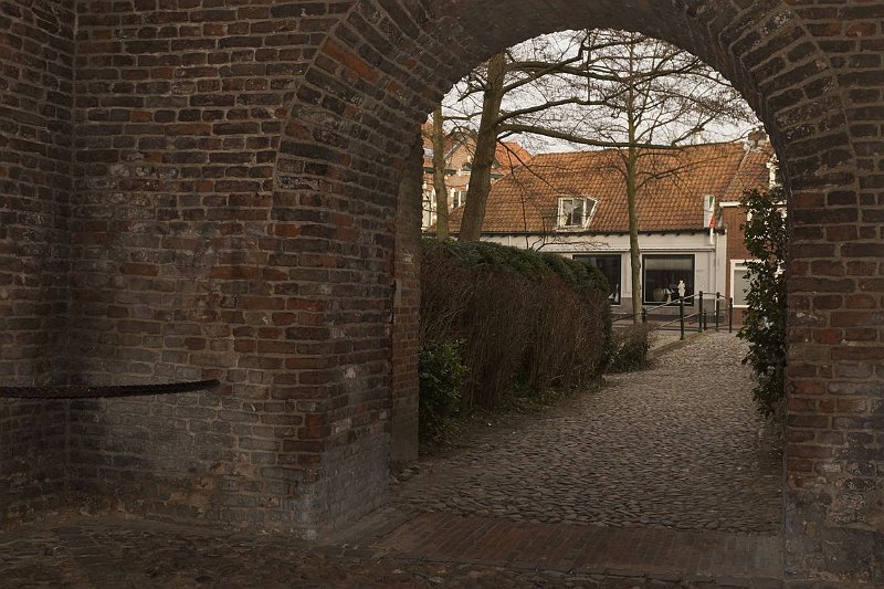 AC02.JPG - Maar ook overdag is de flitser soms onmisbaar zoals hier. Als er niet zou zijn geflitst had het gedeelte onder de poort veel te donker geworden. Ook hier spelen met belichting om zowel het geflitste gedeelte als het daglicht mooi gelijk te krijgen.