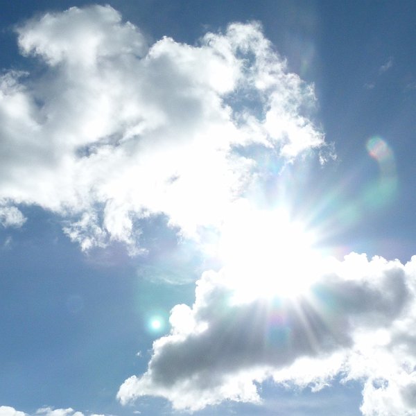 AD02.jpg - Ook hier door het tegenlicht van de zon tussen de wolken door weer mooie zonnestralen te zien.