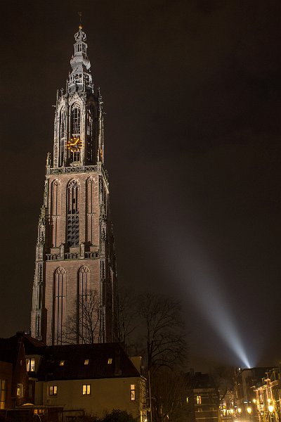 AK02.jpg - Deze lichtstraal is ook heel duidelijk. Mooie belichting. Dankzij de handmatige belichting kan je goed ingrijpen, want de automaat zou door de donkere achtergrond een totaal verkeerde belichting geven.