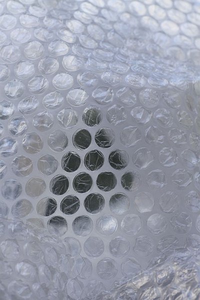 AE02.jpg - Goede belichting. Door de zwarte driehoekige vorm achter het plastic is het een veel sterkere foto dan alleen een vel bubbeltjes plastic.