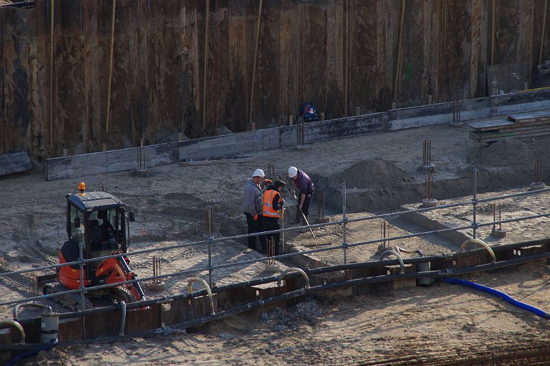 AA01.JPG - Goed belicht, door het wat hogere camera standpunt zeer overzichtelijk. Duidelijk is hier te zien dat het licht in de schaduw aanmerkelijk blauwer is. Maar door je witbalans hier aan te passen zou het zonnige deel veel te geel worden, dus de juiste instelling gebruikt.