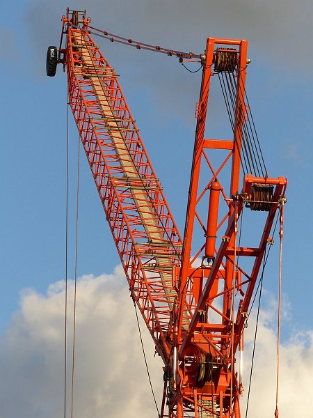 AB03.JPG - Mooi die fel oranje kraan tegen een grotendeels blauwe lucht.