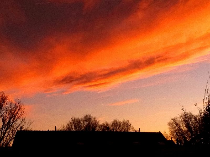 AD01.jpg - Deze mooie lucht is nog een inzender opgevallen. Hij is ook wel uitzonderlijk fel oranje. Door iets onder te belichten komen de kleuren ook nog wat beter uit.