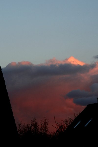 AD03.jpg - Heel apart deze wolkenlucht. Het is net of er een besneeuwde bergtop boven uit steekt.